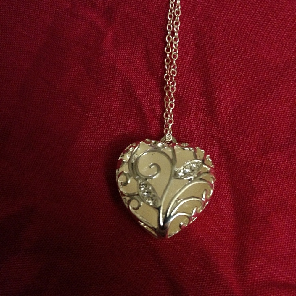 Glow on the dark heart pendant with chain - Picture 4 of 4